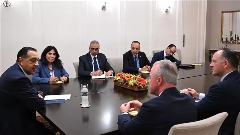 رئيس الوزراء يبحث مع رئيس 