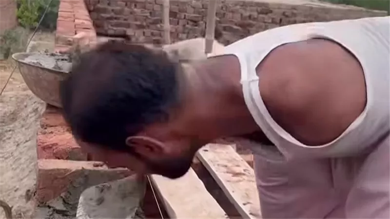 رجل بلا ذراعين يعمل في البناء .. قصة كفاح تهز السوشيال ميديا وتلهم الملايين
