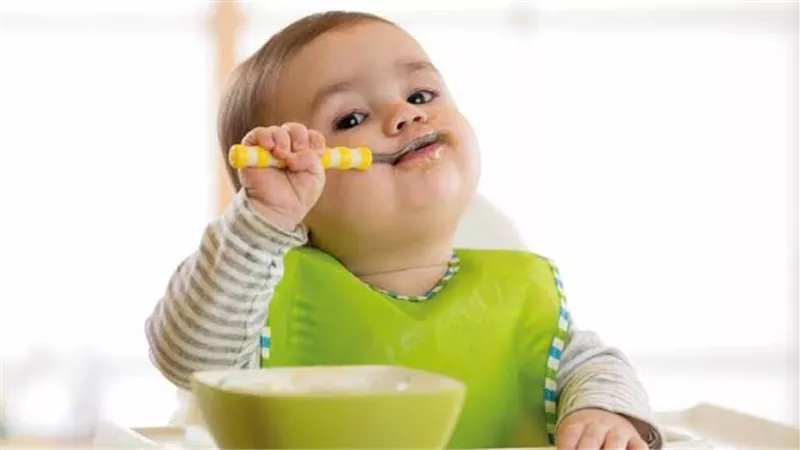 فوائد السمك للطفل الرضيع.. متى وكيف تقدمه الأم لطفلها؟