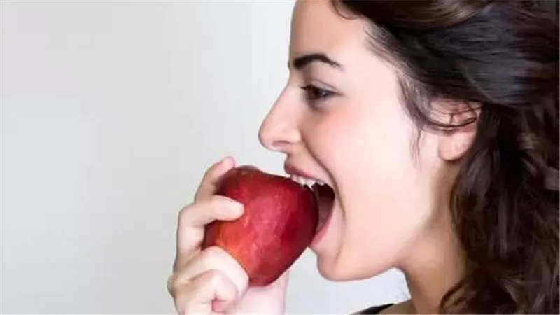 مش هتبطلي تاكليه.. أسرار صحية مذهلة للتفاح الأحمر والأخضر يوميًا