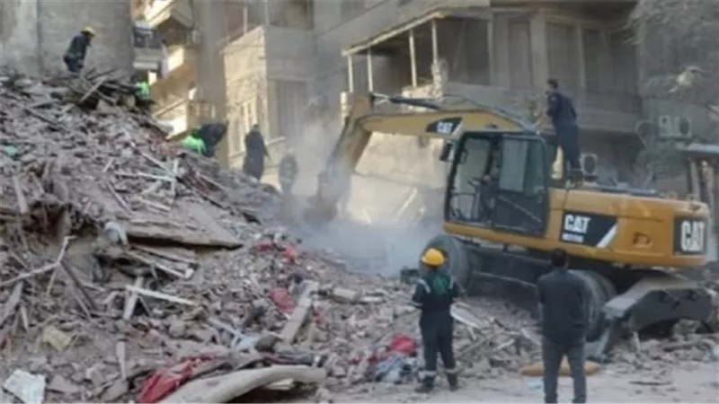 مأساة غيط العنب بالإسكندرية..مصرع أم وابنتها وإصابة الجدة في انهيار عقار قديم