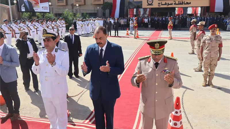 ذكرى انتصارات أكتوبر.. محافظ سوهاج يضع إكليلا من الزهور على النصب التذكاري