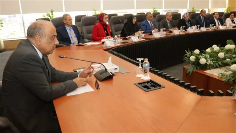 وزير الكهرباء يتابع إعادة هيكلة الشركات وفصل المصرية لنقل الكهرباء كمشغل للشبكة القومية
