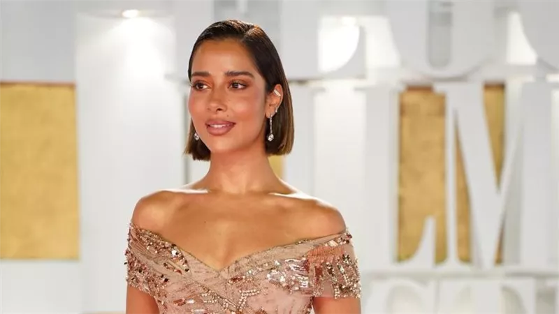 بإطلالة ذهبية.. بلقيس تتألق على ريد كاربت مهرجان الجونة السينمائي