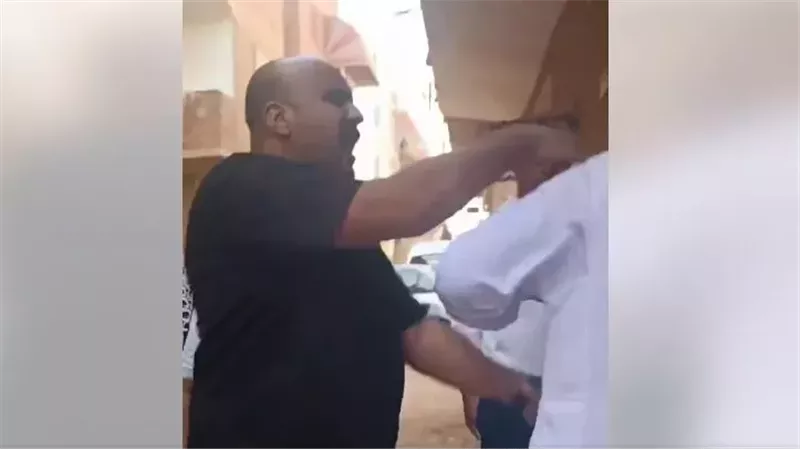واقعة صفع مسن السويس.. تفاصيل تكشف وجود صلة قرابة بين الجاني والمجني
