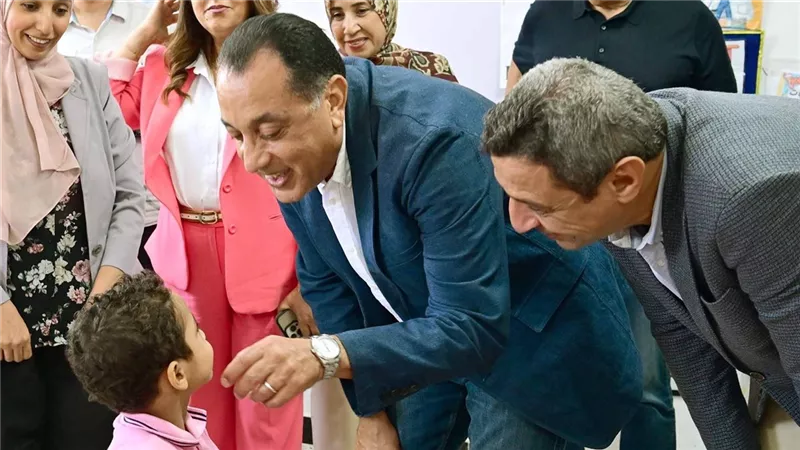 مدبولي يفاجئ مدرسة في السويس خلال جولته.. ويتفقد الفصول ورياض الأطفال بنفسه