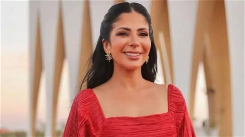 منى زكي تتصدر تريند جوجل بعد ظهورها مع لي لي في عرض أزياء عالمي