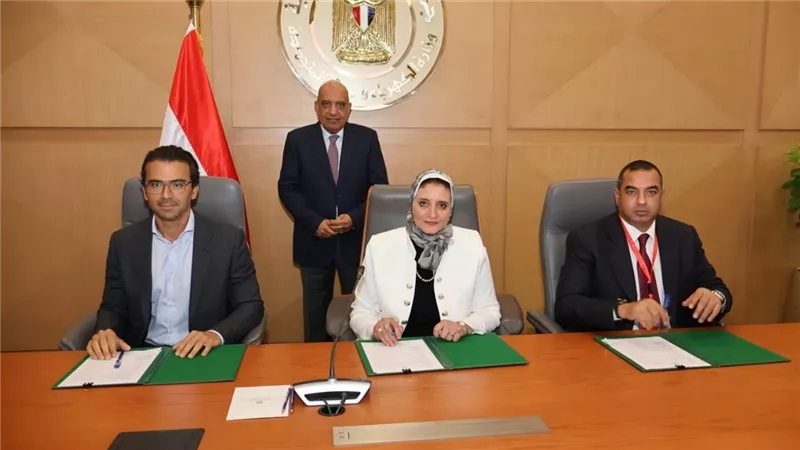 وزير الكهرباء يشهد مراسم توقيع اتفاقيات تنفيذ مشروعين للطاقة الشمسية وبطاريات تخزين