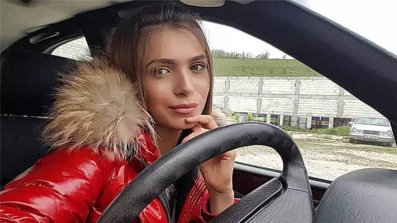 خلع المعاطف قبل القيادة.. نصائح الخبراء لتدفئة آمنة ومريحة في الشتاء