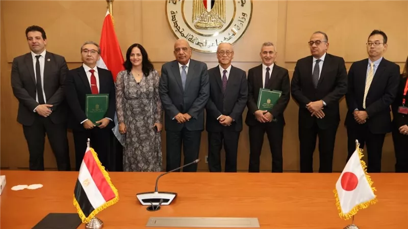 وزير الكهرباء والسفير الياباني يشهدان مراسم توقيع اتفاقية مشروع إنشاء محطة شمسية صديقة للبيئة  