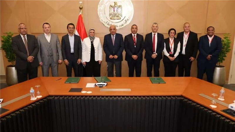 الكهرباء توقع مع إنفنيتي باور ومنصة الطاقة اتفاقيات تكميلية لتطوير المشروعات الوطنية