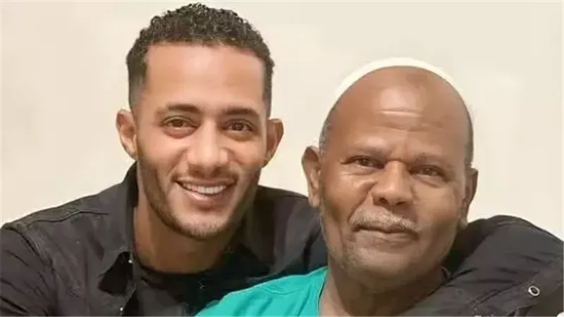 انهيار محمد رمضان بجوار جثمان والده فى مسجد مصطفى محمود