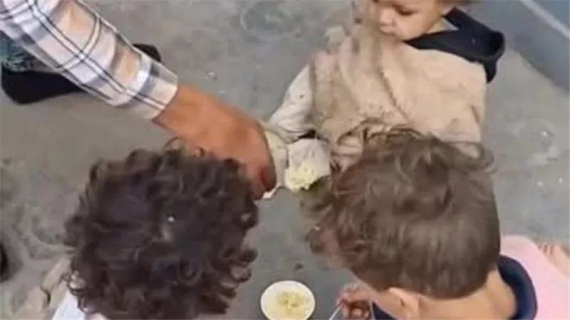 فيديو صادم .. أم تُلقي بأطفالها الثلاثة في الشارع وتغادر بلا عودة