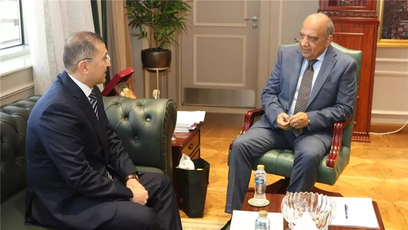 مباحثات بين وزير الكهرباء وسفير أوزبكستان لدعم وتعزيز التعاون بمجالات الطاقة المتجددة