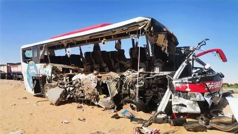 تفاصيل إصابة 31 شخصًا في انقلاب أتوبيس نقل عام بـ الوادي الجديد