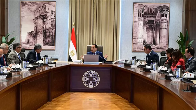 متابعة تنفيذ خطط تطوير محيط هضبة الأهرامات وتعزيز الخدمات السياحية