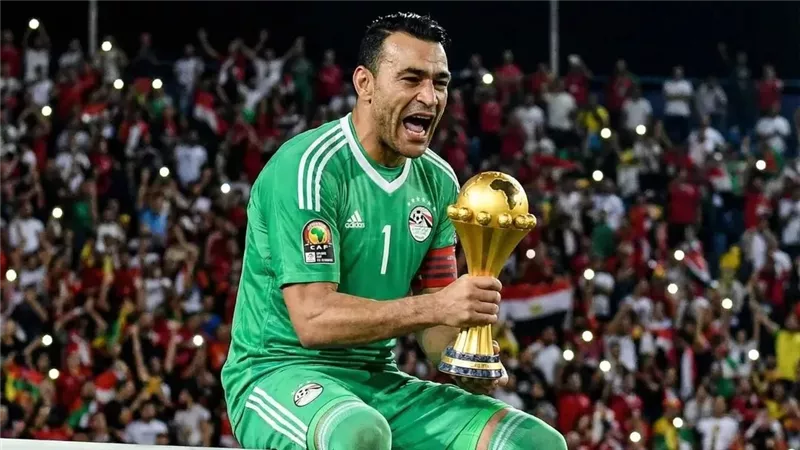 المرة دي الكأس بتاعنا..عصام الحضري يشعل حماس الجماهير قبل مواجهة مصر وبنين