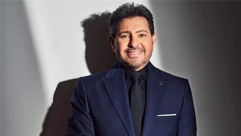 أزمة صحية مفاجئة تُجبر هاني شاكر على تأجيل حفله الغنائي 