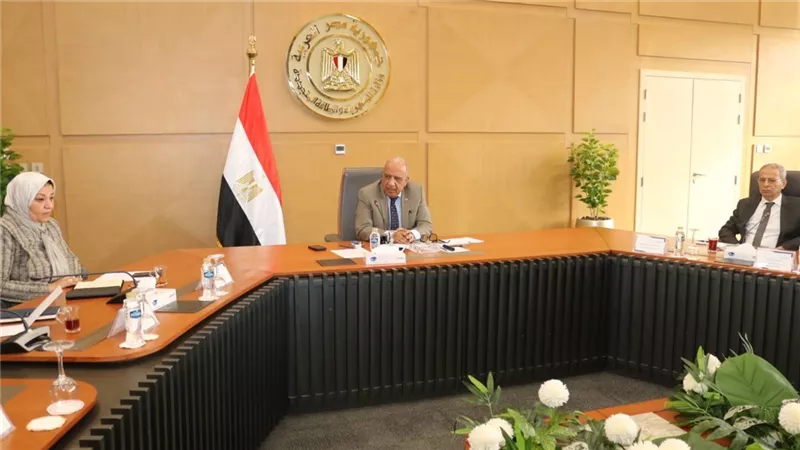 وزير الكهرباء يجتمع باللجنة الاستراتيجية لمتابعة مستجدات تنفيذ مشروعات الطاقات المتجددة