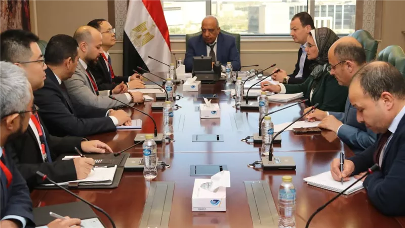 وزير الكهرباء يبحث مع مجموعة 