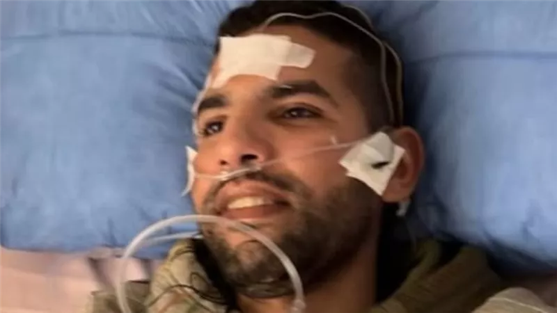 صورة مؤمن زكريا بأجهزة طبية تثير القلق وتساؤلات حول حالته الصحية