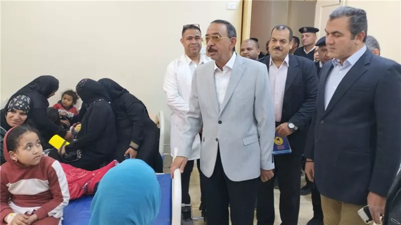 محافظ سوهاج يطمئن على حالات تسمم بمستشفى جرجا ويأمر باتخاذ الإجراءات القانونية تجاه بائع مشروب “البوظة