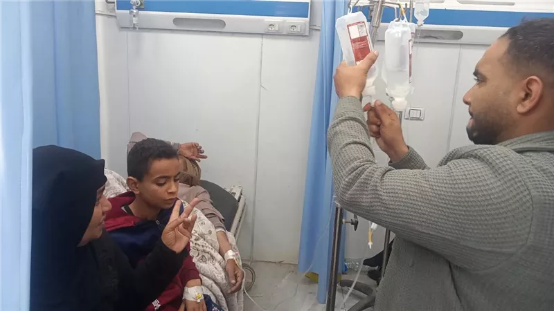 تسمم 61 شخصًا بمشروب 