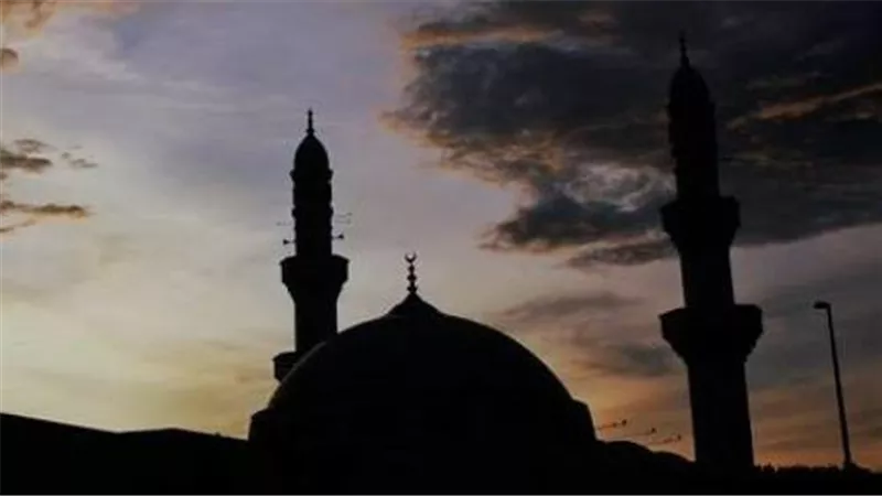 موعد أذان العشاء اليوم الخميس في القاهرة والمحافظات.. مواقيت الصلاة كاملة