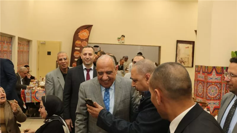 وزير الكهرباء يشارك العاملين بالوزارة والشركة القابضة ونقل الكهرباء إفطارهم الجماعي