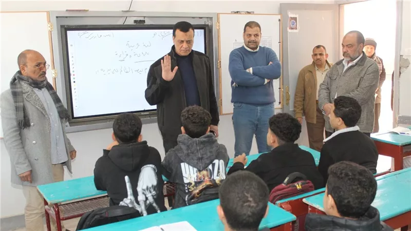 مدير تعليم سوهاج يتابع انتظام الدراسة بمدارس إدارة أخميم التعليمية