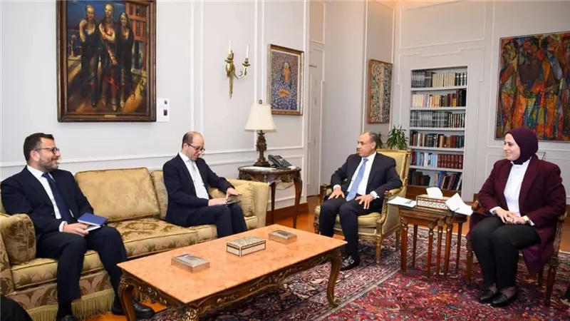 وزير الخارجية يبحث مع 