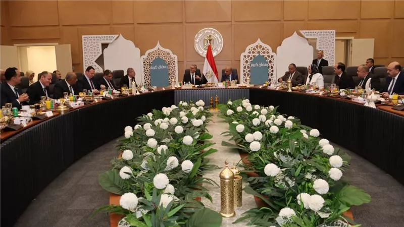 وزيرا الكهرباء والبترول يشاركان فريق العمل الإفطار ويتابعان توفير الوقود لتأمين التغذية