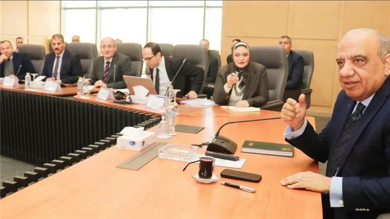 وزير الكهرباء يجتمع برؤساء شركات التوزيع لمتابعة الاستعدادات الجارية لمجابهة زيادة الاحمال وتأمين التغذية