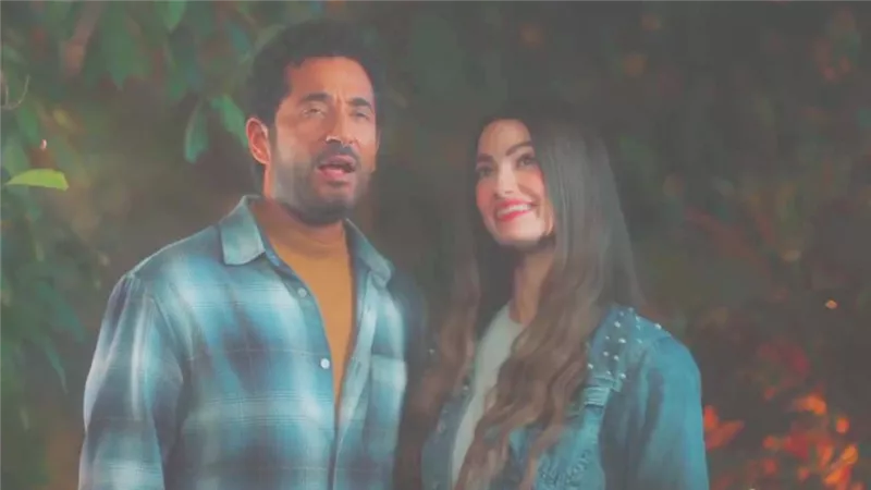 عمرو سعد وتارا عماد يغنيان 