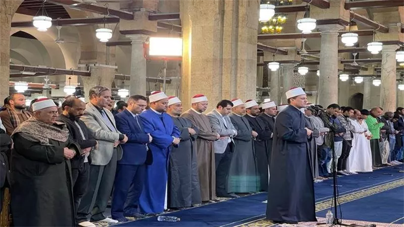 موعد أذان العشاء اليوم في القاهرة.. تعرف على مواقيت صلاة التراويح 