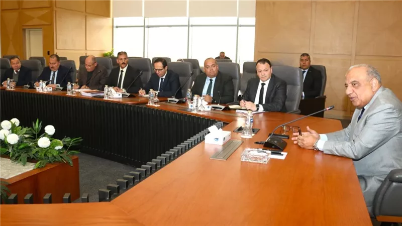 وزير الكهرباء يجتمع باللجنة الاستراتيجية لمتابعة إجراءات ترشيد الإنفاق واستهلاك التيار