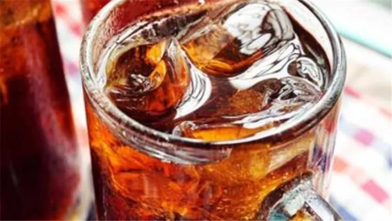 مخاطر صامتة تهدد صحتك.. ماذا تفعل المشروبات الغازية بجسمك؟