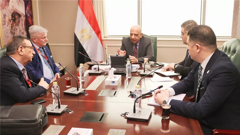 وزير الكهرباء يبحث مع مسئولي باوكو الألمانية التعاون بمجالات توطين صناعة مواسير وأنابيب الضغط