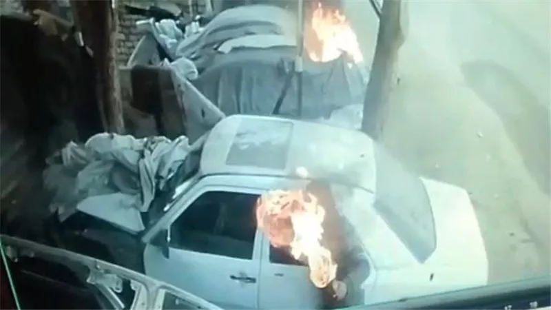 بالفيديو..إشعال النيران في 4 سيارات داخل ورشة سمكري بسوهاج بسبب خلافات سابقة