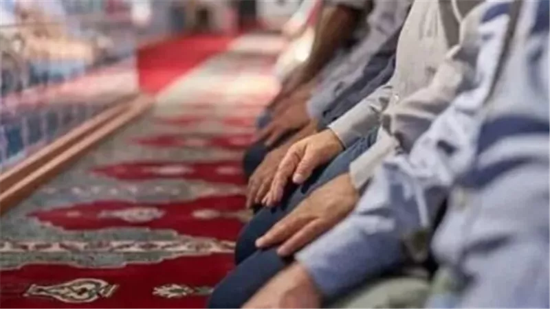 حكم الشرع في تأخير صلاة العشاء: متى يصبح التأخير إثماً؟