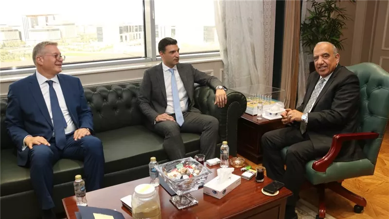وزراء «الكهرباء والبترول والصناعة» يبحثون ملفات العمل المشتركة وتأمين الطاقة بالمصانع