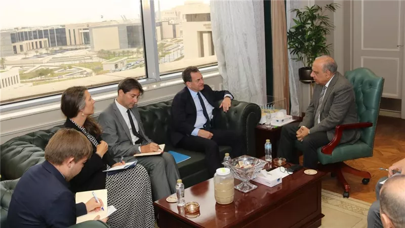 وزير الكهرباء يبحث مع سفير فرنسا بالقاهرة سبل تعزيز فرص الشراكة بمجالات الطاقات المتجددة
