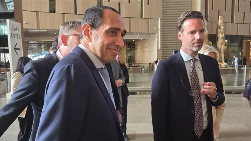 رئيس سيجنيفاي ووزير التجارة الهولندي يتفقدان منظومة الإضاءة الذكية بالمتحف المصري الكبير