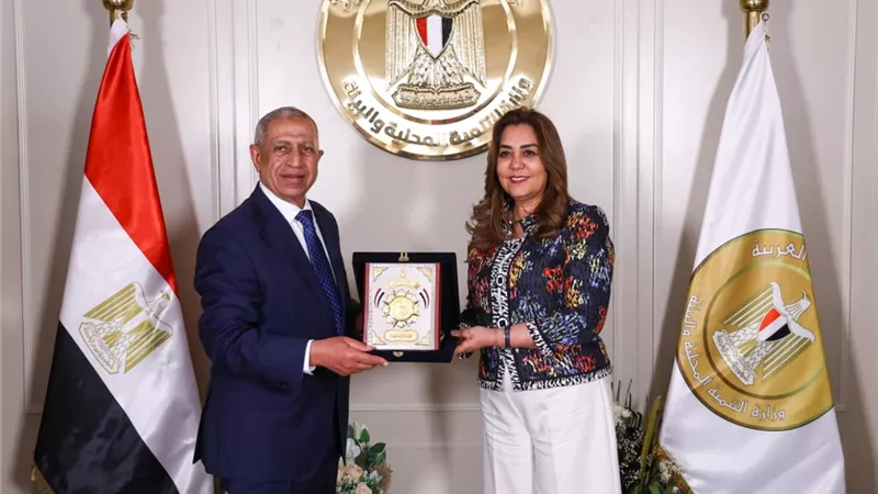 وزيرة التنمية المحلية ورئيس الأكاديمية العربية يشهدان توقيع بروتوكول تعاون لتطوير قدرات العاملين بالمحليات