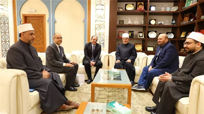 نائب رئيس هيئة الرقابة النووية والإشعاعية يزور مفتي الجمهورية تقديرًا لدعمه التوعوي لمجلة الهيئة