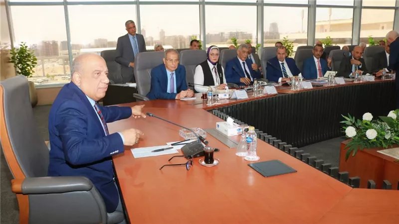 وزير الكهرباء يجتمع برؤساء الشركات ويوجه برفع درجة الاستعداد لمجابهة ارتفاع الأحمال