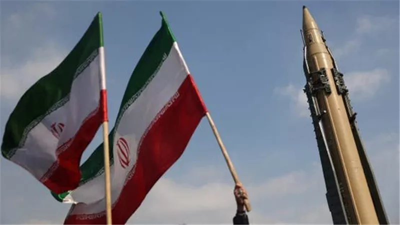 تطورات حرب إيران: طهران تتوعد بمفاجآت عسكرية وتلويح أمريكي بالتصعيد والصفقة
