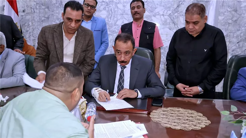 محافظ سوهاج يعقد اللقاء الجماهيري الأسبوعي لبحث مطالب المواطنين وحل مشكلاتهم