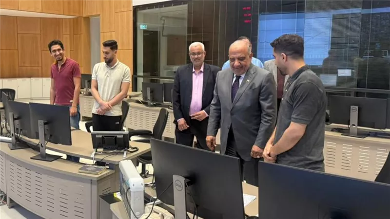 وزير الكهرباء يقضى أول ايام العيد مع العاملين بالمركز القومي للتحكم في الطاقة