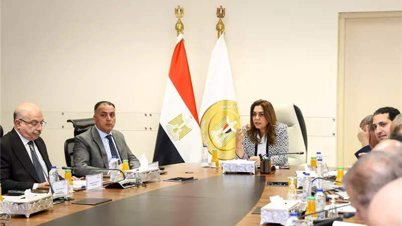 وزيرة التنمية المحلية تترأس اجتماع تراخيص المحال لمتابعة التنفيذ وتيسير الإجراءات بالمحافظات